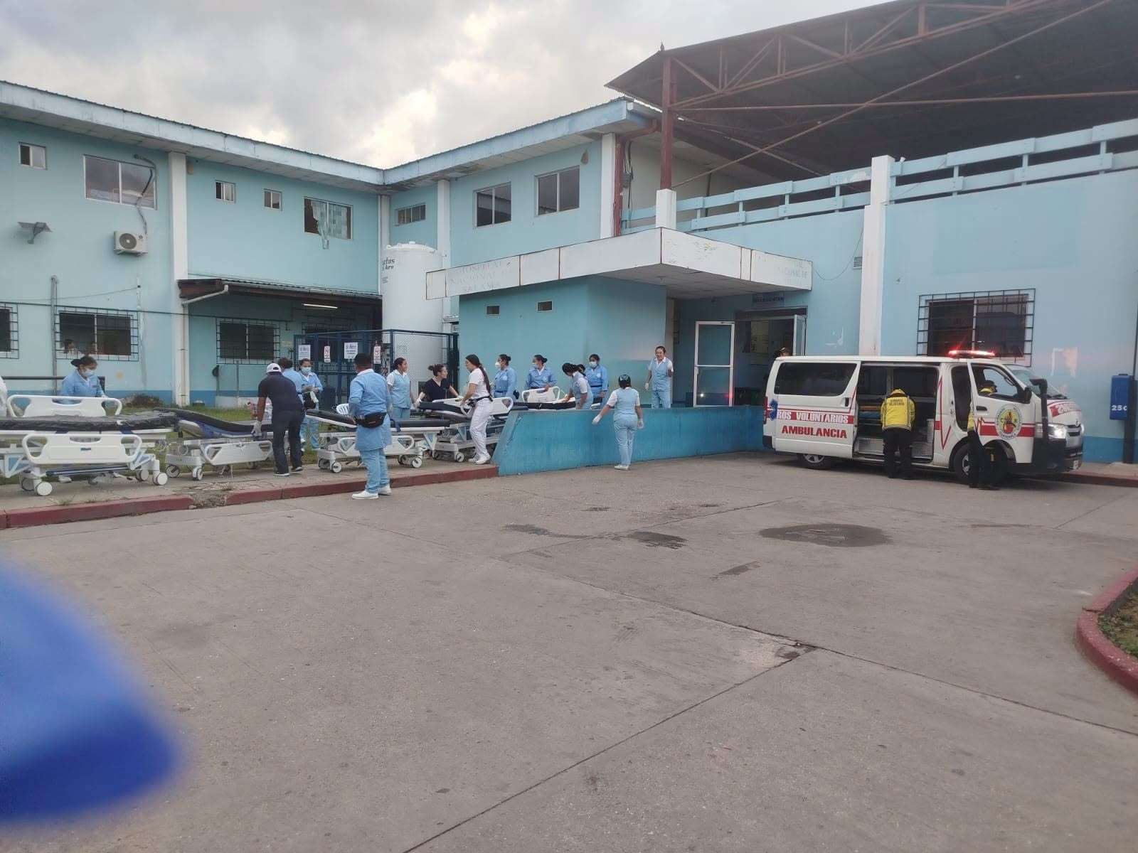 Fuerte choque en Alta Verapaz: Bomberos auxilian a 17 lesionados tras colisión