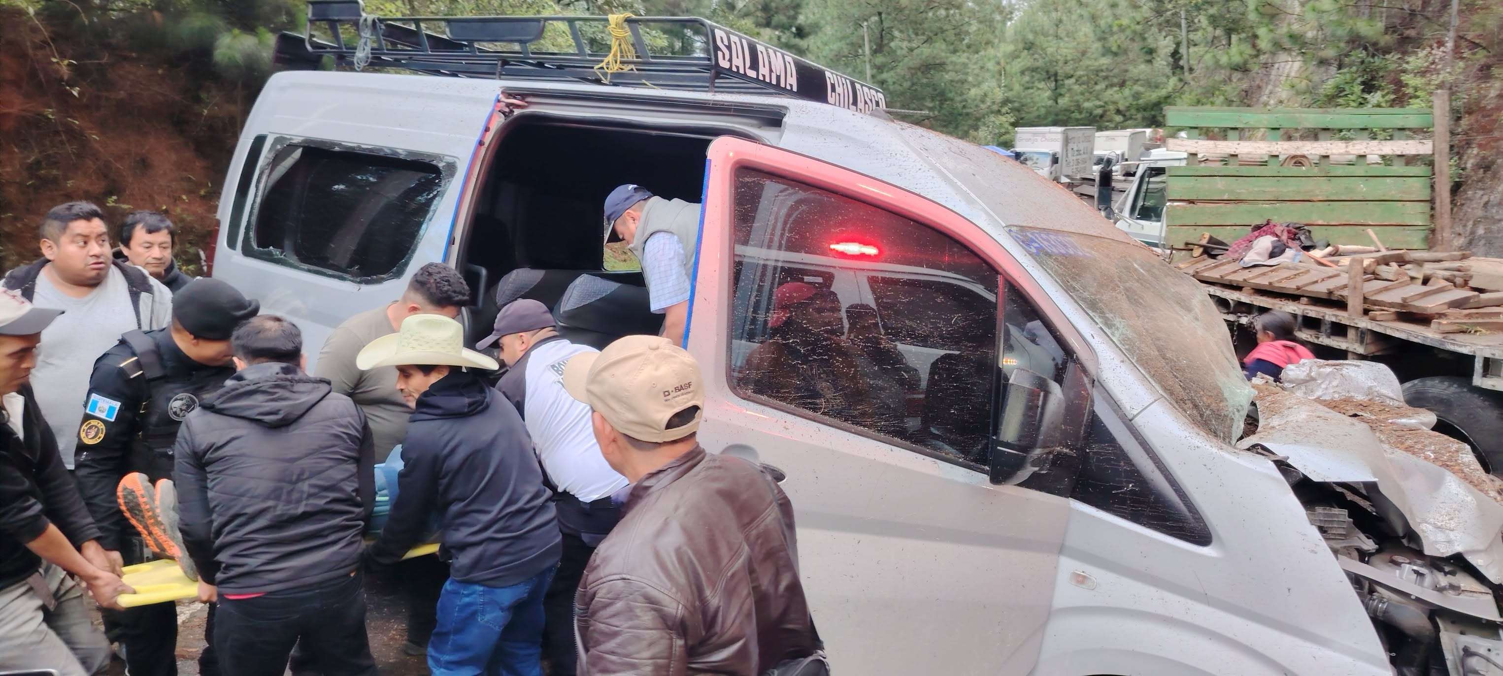 Fuerte choque en Alta Verapaz: Bomberos auxilian a 17 lesionados tras colisión