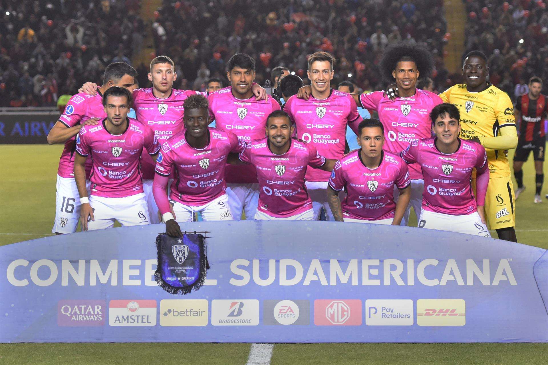 Jugadores de Independiente del Valle posan en un partido de las semifinales de la Copa Sudamericana ante Melgar, el 7 de septiembre de 2022, en el estadio Monumental de la UNSA en Arequipa (Perú). EFE/José Sotomayor
