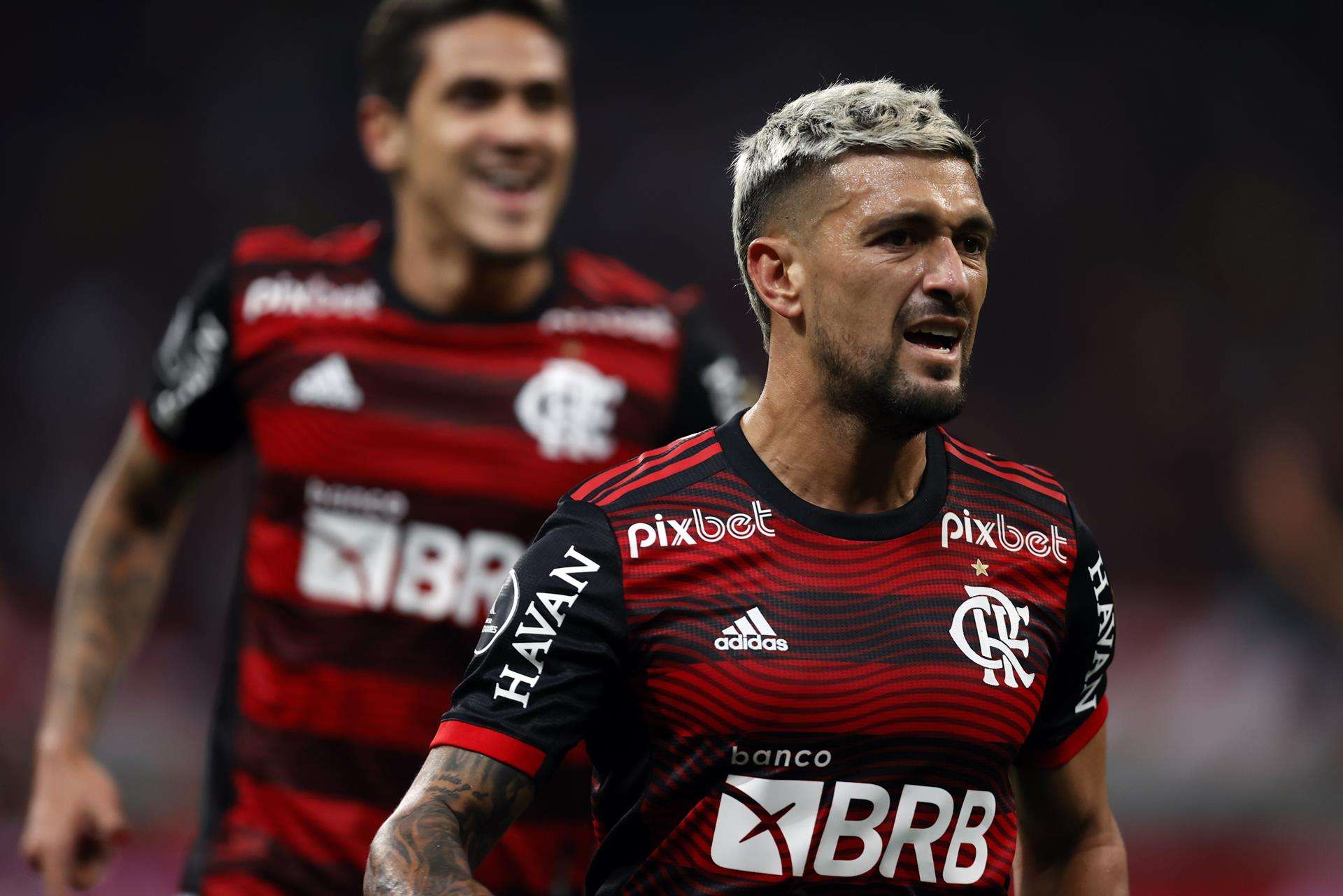 Flamengo derrota a Sao Paulo y avanza a la final de la Copa do Brasil Giorgian De Arrascaeta (d) de Flamengo celebra un gol, en una fotografía de archivo. EFE/Fernando Bizerra Jr.