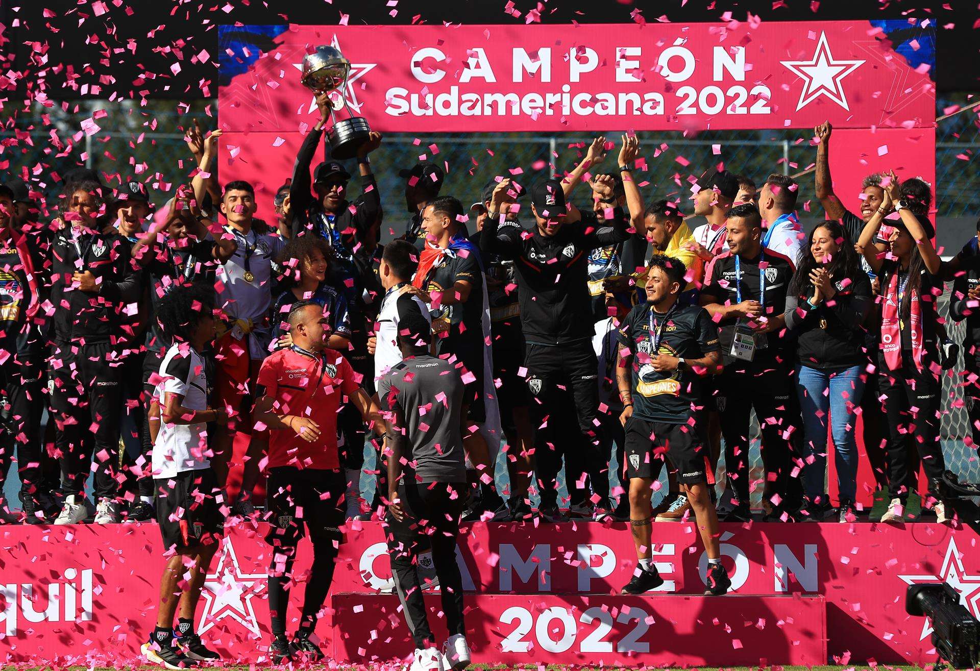 Independiente del Valle celebra con sus hinchas su segunda Copa Sudamericana Jugadores del Independiente del Valle celebran la Copa Sudamericana en el estadio de Independiente del Valle, llamado oficialmente estadio Banco Guayaquil, hoy, en Quito (Ecuador). EFE/José Jácome