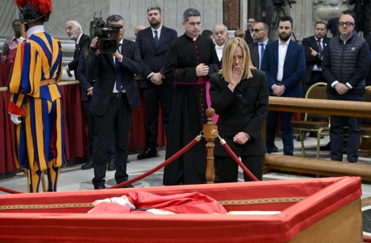 Meloni se despide del papa en la basílica de San Pedro