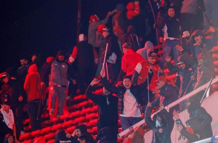 Dejan en libertad a 104 hinchas de fútbol chilenos detenidos en Argentina Fotografía del miércoles 20 de agosto del partido de los octavos de final de la Copa Sudamericana entre Independiente y Universidad de Chile en el estadio Libertadores de América en Avellaneda (Argentina). EFE/Juan Ignacio Roncoroni