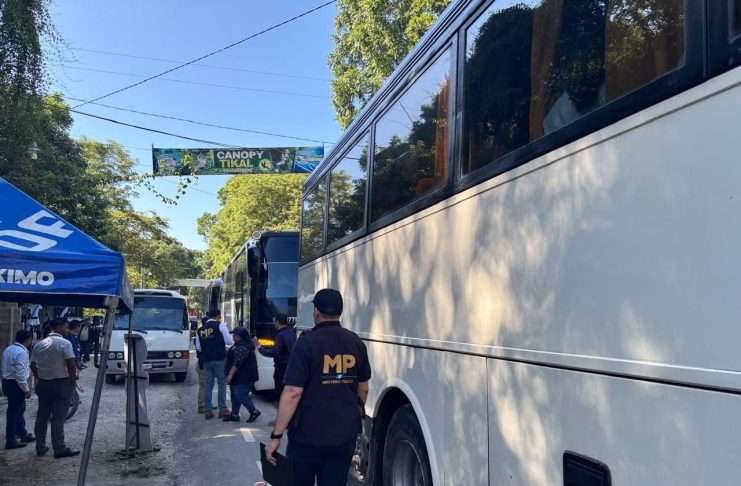 ¿Tu bus tiene permiso? Fiscalía revisa transporte turístico en el ingreso a Tikal