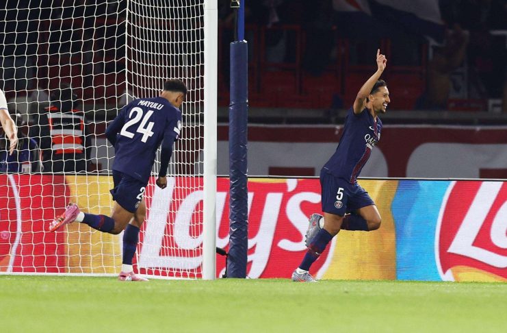 Marquinhos (d) celebra un gol durante el partido de la fase de liga de la UEFA Champions League league que han jugado Paris Saint-Germain y Atalanta BC en París, Francia. EFE/EPA/TERESA SUAREZ