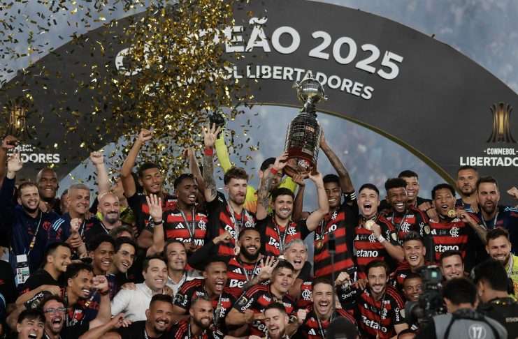 Jugadores de Flamengo celebran con el trofeo al ganar la Copa Libertadores. EFE/ José Jácome