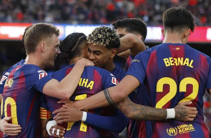 El delantero del Barcelona Dani Olmo (i) celebra tras anotar el segundo gol de su equipo durante el partido de LaLiga EA Sports, entre FC Barcelona y Deportivo Alavés, celebrado en el estadio Camp Nou de Barcelona. EFE/ Alberto Estevez