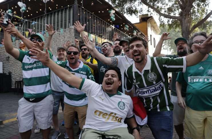 Hinchas de Palmeiras reaccionan previo al partido de la Copa Libertadores entre Flamengo y Palmeiras que se disputará en el estadio Monumental, en Lima (Perú). EFE/José Jácome.