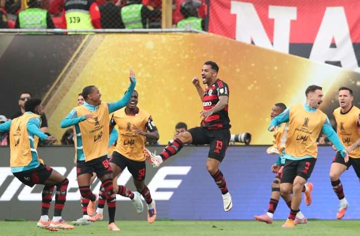 Danilo da Silva (c) de Flamengo celebra un gol en la final de la Copa Libertadores. EFE/ Paolo Aguilar