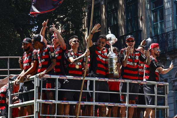Treinta y dos equipos por la gloria
y la bolsa, que puede sumar 40 millones de dólares La celebración en 2025 de los jugadores de Flamengo por la conquista de la Copa Libertadores es una consigna que tiene el club rojinegro para repetir en 2026 a partir de este martes, cuando comienza la fase de grupos de la edición 67 de torneo, que repartirá una bolsa de hasta 40 millones de dólares. EFE/ André Coelho