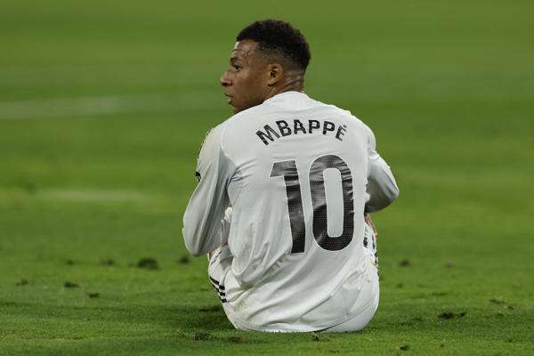 Mbappé pidió el cambio y fue sustituido por Gonzalo García en el minuto 81