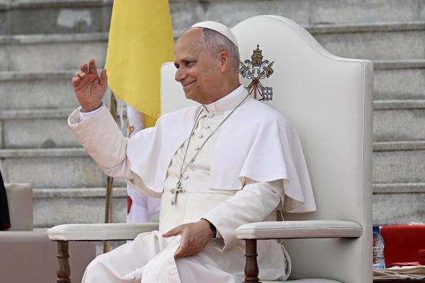 El presidente Tebún dice que el papa aceptó abrir una embajada del Vaticano en Argelia El Papa León XIV fue captado el pasado 21 de abril en el Campus León XIV de la Universidad Nacional, en Malabo, Guinea Ecuatorial. EFE/Luca Zennaro