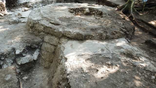 Encuentran en la selva maya una pequeña ciudad y un recinto con cuerpos en su interior