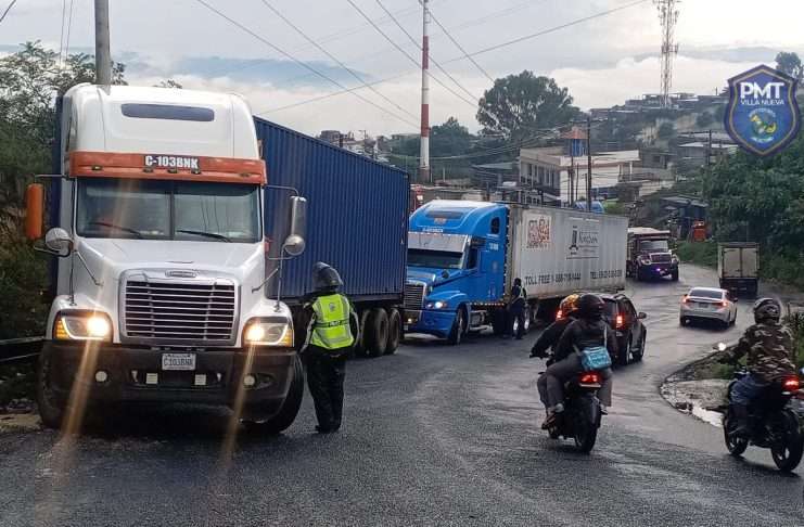 Ruta a Milpas Altas afectada por camiones averiados y condiciones climáticas