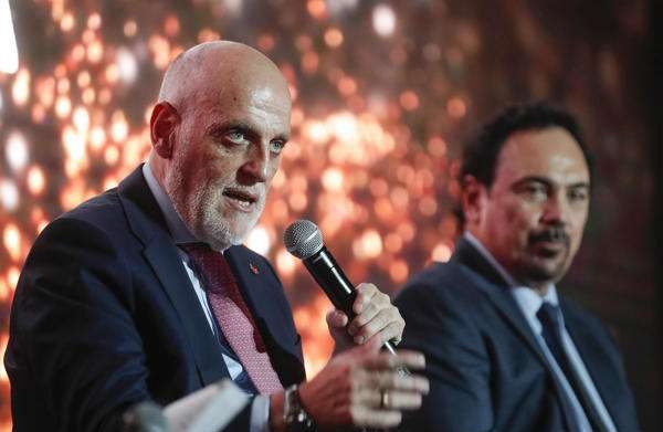 Javier Tebas caifica de 'malisima' la extensión de la Copa Mundial a 48 selecciones El presidente de LaLiga, Javier Tebas (i), y el exfutbolista mexicano Hugo Sánchez participan en la presentación de la exposición