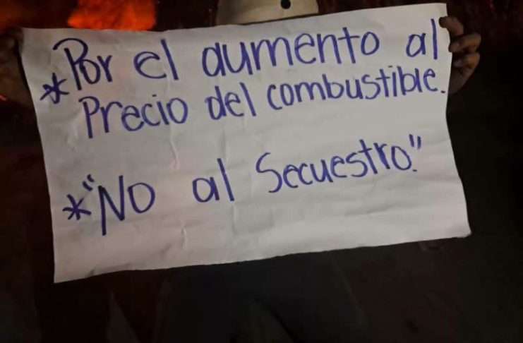 Seis horas de bloqueo: así se encuentra el tránsito en El Estor