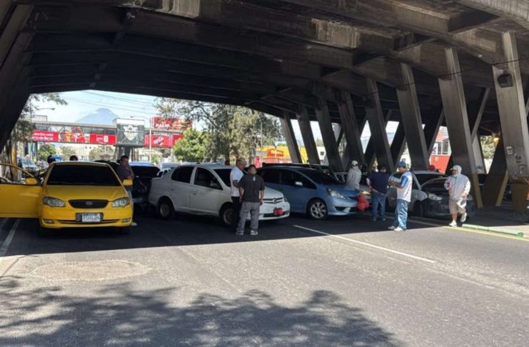 Bloqueo en la Roosevelt obliga a usar rutas alternas en la capital