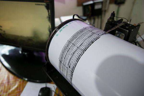 Un sismógrafo muestra la actividad de un terremoto, en una imagen de archivo. EFE/ Made Nagi Un sismógrafo muestra la actividad de un terremoto, en una imagen de archivo. EFE/ Made Nagi