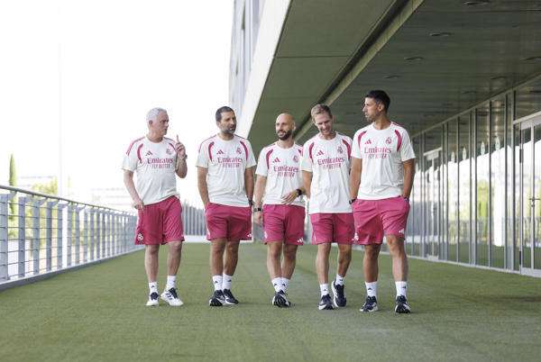 El Real Madrid inició este viernes la segunda etapa de José Mourinho (i) en el Real Madrid, con la presencia del técnico portugués en Valdebebas junto a su cuerpo técnico, para iniciar la preparación de la pretemporada del conjunto blanco, bajo mínimos por la ausencia de los jugadores que disputan el Mundial de Estados Unidos, México y Canadá. EFE/ Realmadrid.com// SOLO USO EDITORIAL/SOLO DISPONIBLE PARA ILUSTRAR LA NOTICIA QUE ACOMPAÑA (CRÉDITO OBLIGATORIO) El Real Madrid inició este viernes la segunda etapa de José Mourinho (i) en el Real Madrid, con la presencia del técnico portugués en Valdebebas junto a su cuerpo técnico, para iniciar la preparación de la pretemporada del conjunto blanco, bajo mínimos por la ausencia de los jugadores que disputan el Mundial de Estados Unidos, México y Canadá. EFE/ Realmadrid.com// SOLO USO EDITORIAL/SOLO DISPONIBLE PARA ILUSTRAR LA NOTICIA QUE ACOMPAÑA (CRÉDITO OBLIGATORIO)