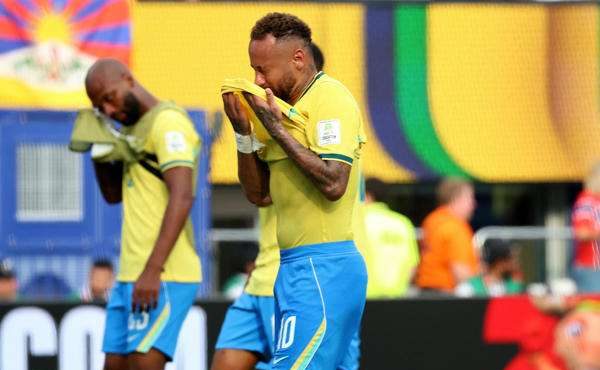 Neymar (c), tras la eliminación de Brasil del Mundial 2026 a manos de Noruega, en los octavos de final en Nueva Jersey. EFE/Octavio Guzmán