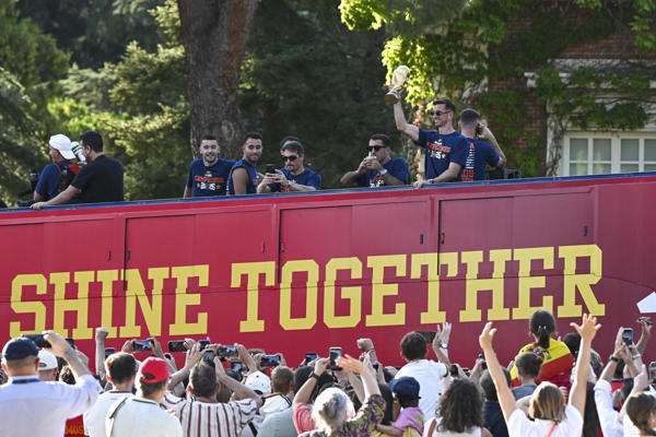 Los jugadores de la selección española recorren este lunes las calles de Madrid tras proclamarse ayer campeones del mundo al derrotar en la final a Argentina. EFE/ Fernando Villar