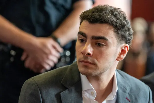 Mangione admite el asesinato del CEO y se declara culpable de cargos federales