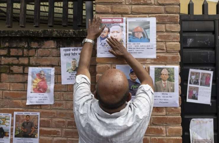 Una pierna, un diente de oro y cientos de cuerpos a la espera de ser reconocidos en Nepal