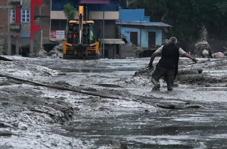 Sube a 392 la cifra de muertos por la riada en la frontera entre Nepal y China