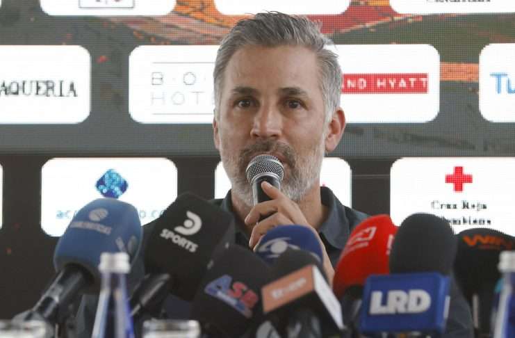 Leyendas del fútbol colombiano juegan partido solidario por terremoto