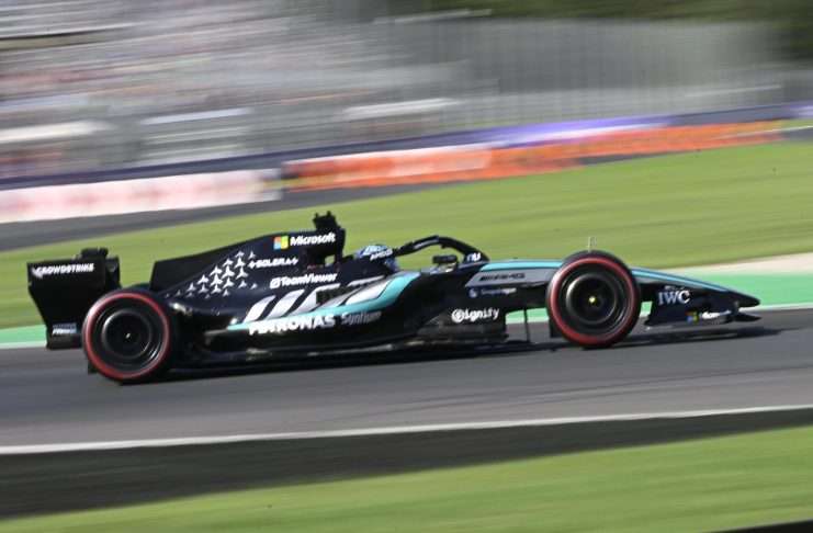 El inglés George Russell (Mercedes), segundo en la general, fue el más rápido este viernes en los entrenamientos libres para el Gran Premio de Italia, el decimotercero del Mundial de Fórmula Uno, que se disputa en Monza; en el que le acabó 'robando' el protagonismo a Ferrari, que corre en casa en el legendario circuito lombardo, y que había dominado la primera sesión de una jornada muy calurosa.