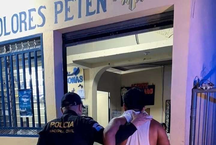 Joven ataca con machetes a empleados bancarios en Petén Joven ataca con machetes a empleados bancarios en Petén
