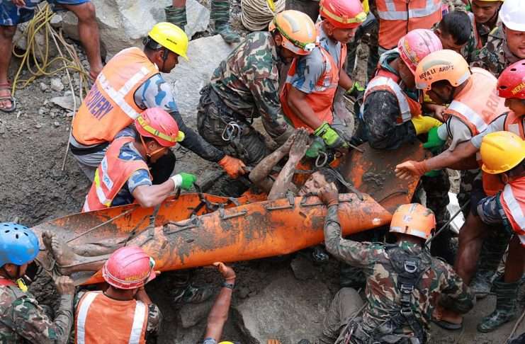 Rescatan a dos trabajadores de un túnel en Nepal y aseguran que hay más supervivientes Rescatan a 2 trabajadores de un túnel en Nepal y aseguran que hay más supervivientes