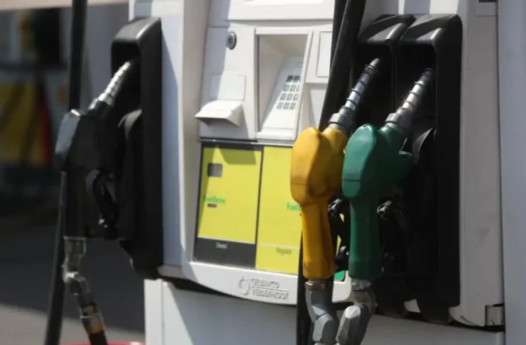 La bancada BIEN presentó al Congreso una iniciativa para congelar temporalmente el impuesto a los combustibles y fijar precios de referencia en el mercado nacional.
