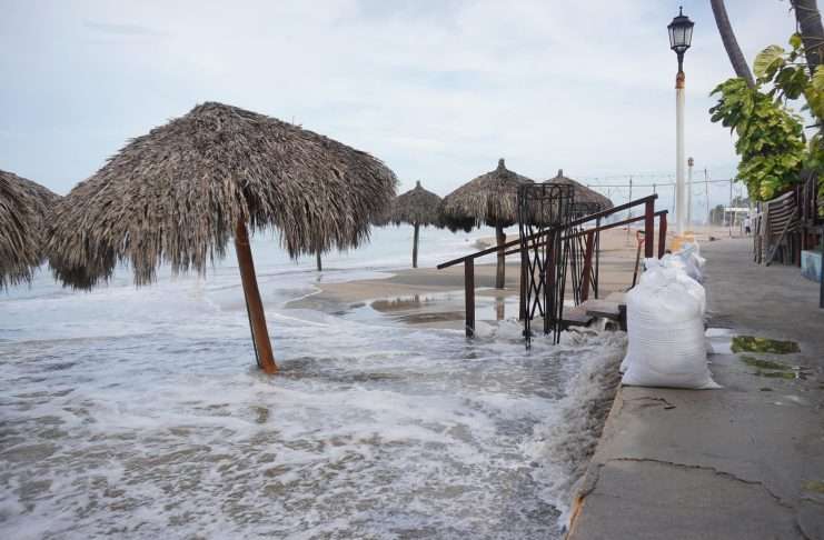 Alerta en el oeste de México por el avance del huracán Simón