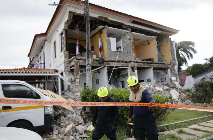 El terremoto de magnitud 7,7 que sacudió este viernes Panamá provocó el colapso de un hotel de tres pisos, la iglesia y el edificio de la gobernación de la provincia de Coclé, todos situados en Penonomé, una de las zonas más afectadas, sin registro de muertos ni heridos, como constató EFE durante un recorrido junto a rescatistas. El terremoto de magnitud 7,7 que sacudió este viernes Panamá provocó el colapso de un hotel de tres pisos, la iglesia y el edificio de la gobernación de la provincia de Coclé, todos situados en Penonomé, una de las zonas más afectadas, sin registro de muertos ni heridos, como constató EFE durante un recorrido junto a rescatistas.