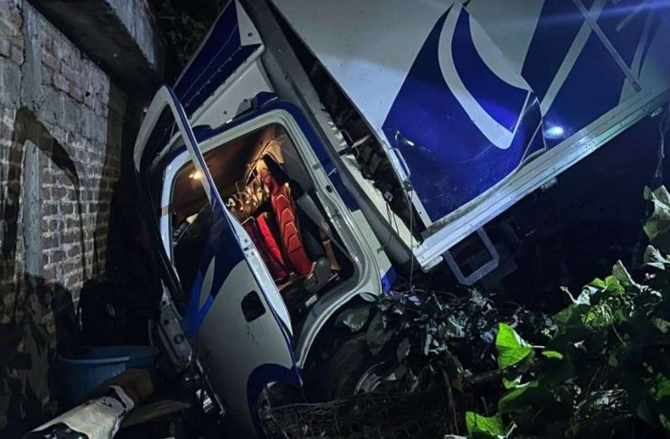 EN IMÁGENES | Camión cae a hondonada y deja heridos