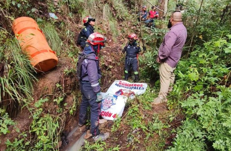 Hombres es localizado muerto en el fondo de un barranco