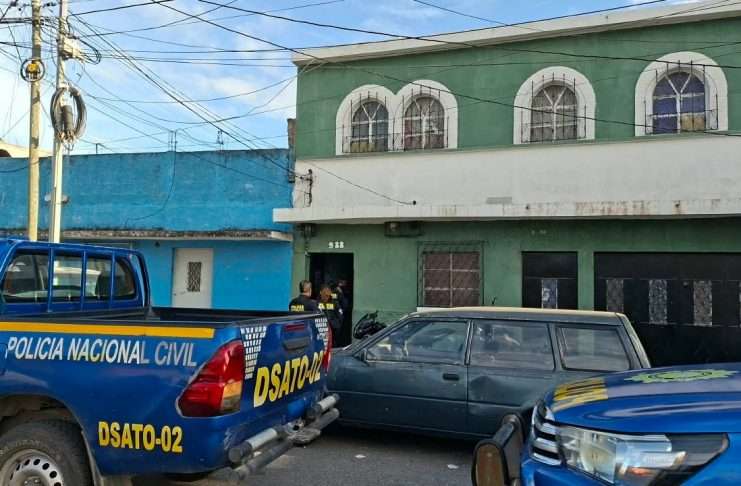 Investigadores de la Policía Nacional Civil (PNC) ejecutan una serie de allanamientos en inmuebles ubicados en las zonas 7 y 18 de la capital, como parte de acciones orientadas a fortalecer distintos procesos de investigación criminal.