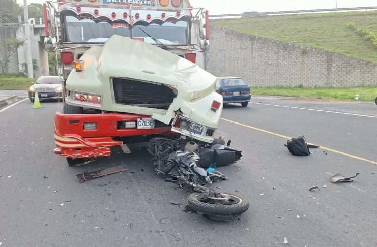 Accidente entre moto y bus cierra carril a Boca del Monte Accidente entre moto y bus cierra carril a Boca del Monte