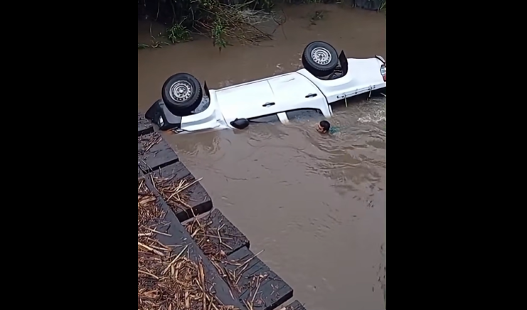 VIDEO | Picop cae al río La Mora y conductor fallece