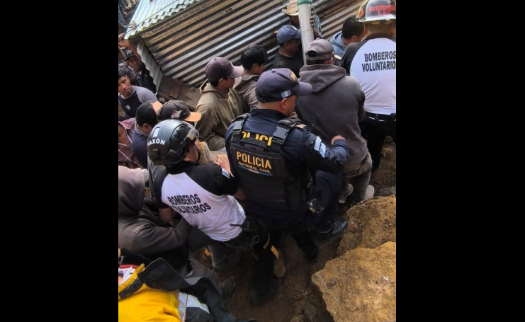 Rescatan con vida a un albañil y recuperan el cuerpo de su compañero