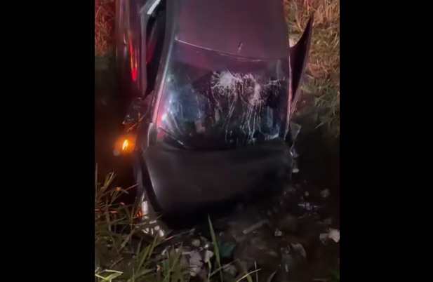 EN VIDEO | Carro cae en cuneta y deja tres heridos en Salamá