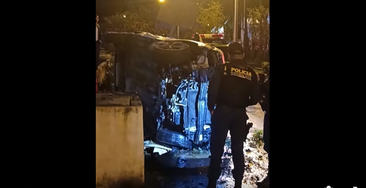 EN IMÁGENES | Conductor sobrevive a aparatoso accidente en zona 15 EN IMÁGENES | Conductor sobrevive a aparatoso accidente en zona 15