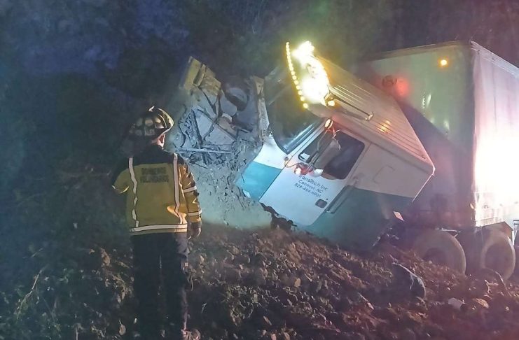 Piloto sale ileso tras accidente de tráiler Piloto sale ileso tras accidente de tráiler
