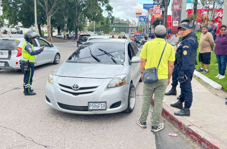 EN IMÁGENES | Atacan a balazos a vehículo en la Petapa
