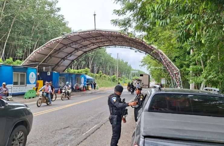 PNC y SAT verifican vehículos y solicitan solvencias en Livingston, Izabal
