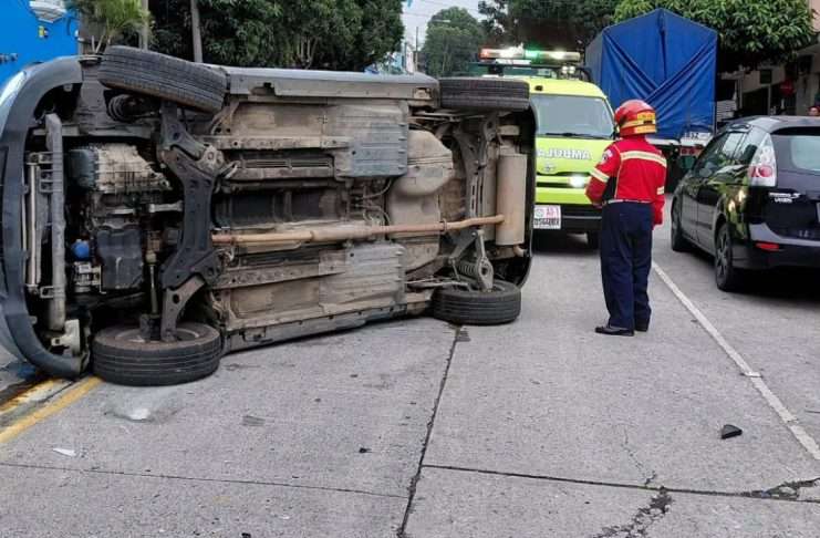 Vehículo volcado deja varios afectados en zona 1 Vehículo volcado deja varios afectados en zona 1
