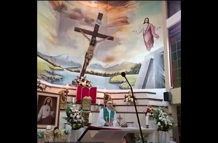EN VIDEO | Sacerdote muere al caerle una cruz en plena Misa