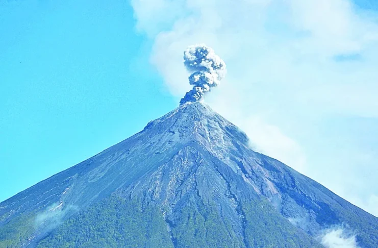 Ceniza del volcán de Fuego se dispersa hasta 40 kilómetros: Conred emite recomendaciones Ceniza del volcán de Fuego se dispersa hasta 40 kilómetros: Conred emite recomendaciones